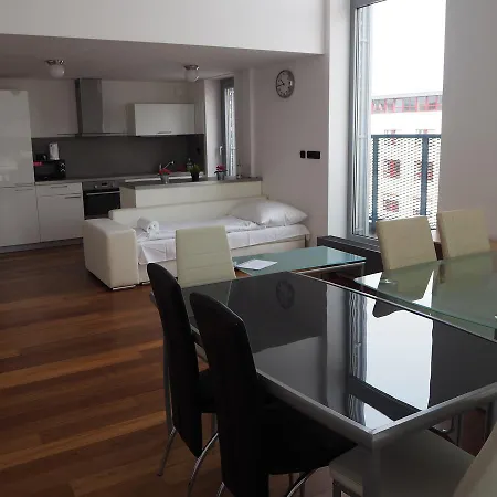 Kings Apartments *